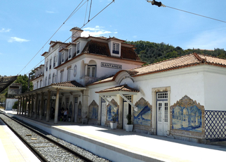 Fotografia da estação de comboios de Santarém vendo-se os azulejos nas paredes exteriores.